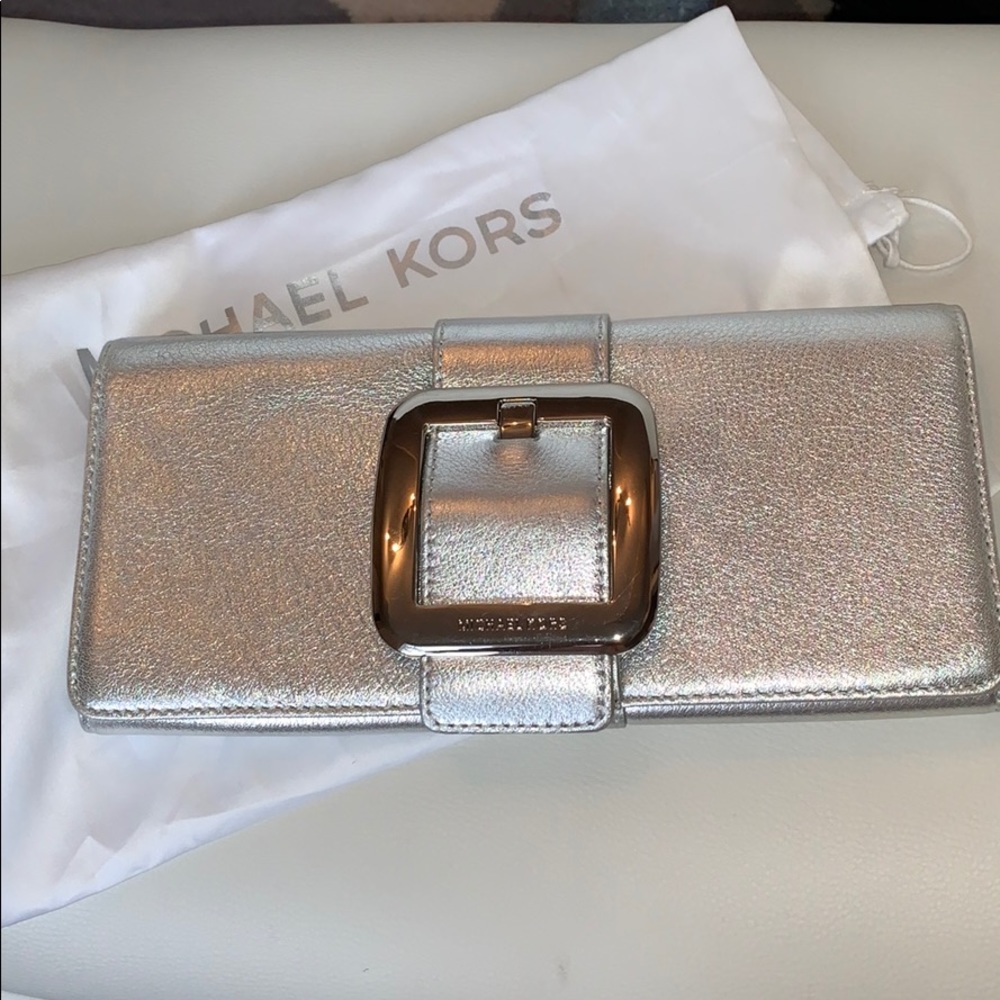 ‼️FINAL SALE ✅  Michael Kors silver leather clutch